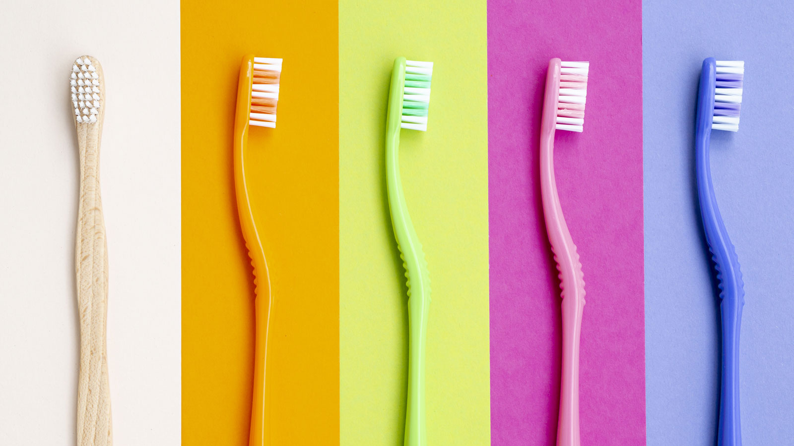 Fünf Zahnbürsten in verschiedenen Farben